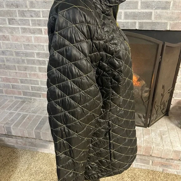 The North Face Women's Black Quilted Puffer Jacket - Picture 5 of 9